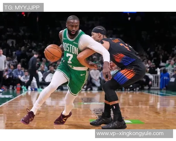 杰伦布朗次节火力全开狂砍18分半场14投9中斩获22分助攻与抢断表现出色 杰伦布朗次节火力全开狂砍18分半场14投9中斩获22分助攻与抢断表现出色