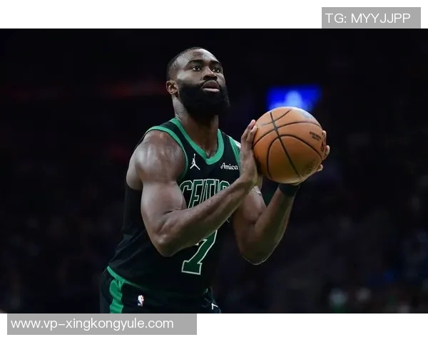 杰伦布朗上半场表现出色10投6中砍下17分正负值高达22助力球队领先