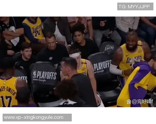 詹姆斯替补席上显不满情绪频频起身运球引发关注